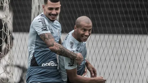 Foto: Ivan Storti/Santos FC – Alison (à esq.) foi pupilo de Cuca no Santos e entrou no radar do Cruzeiro para 2022
