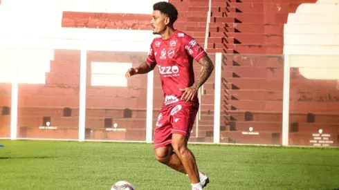 Douglas Monteiro/ Vila Nova – Willian Formiga, lateral-esquerdo do Vila Nova
