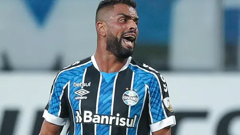 Foto: Fernando Alves/AGIF – Maicon: explicou detalhes da saída do Grêmio
