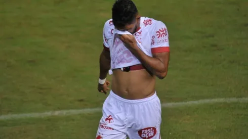 Foto: Jhony Pinho/AGIF – Pedro Júnior foi o artilheiro do Vila Nova em 2021 com 14 gols
