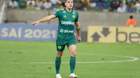 Camilo, volante do Cuiabá, em ação contra o Internacional (Foto: AssCom Dourado)
