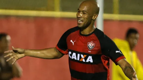 Foto: Felipe Oliveira/AGIF  – Dinei do Vitoria comemora seu gol pelo Vitória no Barradão.
