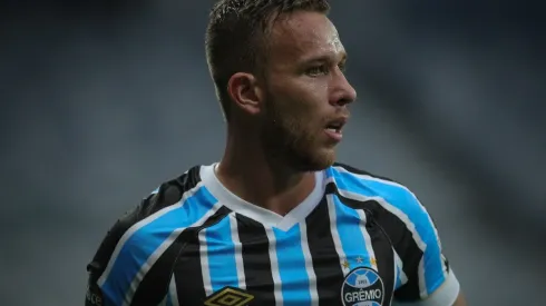 Foto: Pedro Vale/AGIF – Negociação de Arthur entre Grêmio e Barcelona está sendo investigada
