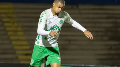 Foto: (Robson Mafra/AGIF) – Campeão pela Chapecoense, Joilson se despede da torcida depois de três temporadas
