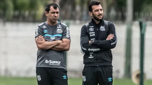Foto: (Flickr Oficial Santos/Ivan Storti/Santos FC) – Fábio Carille e Edu Dracena têm sido fundamentais na montagem do elenco do Santos para 2022
