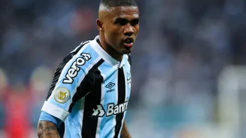 Pedro H. Tesch/AGIF – Douglas Costa, atacante do Grêmio
