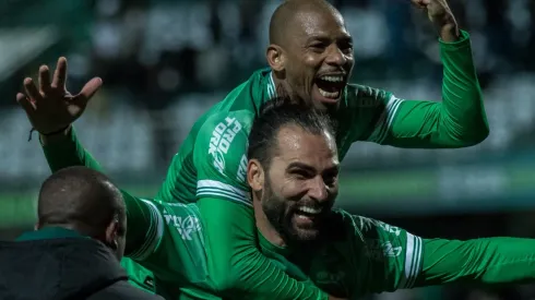 Foto: Robson Mafra/AGIF - Waguininho (de cima) entrou no radar do Vasco e deve ser anunciado nesta segunda (03)