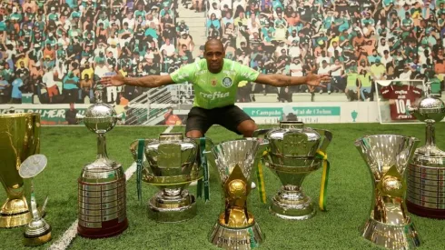 Jailson posa com todos os troféus que conquistou pelo Palmeiras (Foto: Fabio Menotti/Palmeiras)
