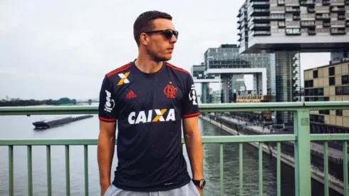 Foto: Twitter Oficial/@Podolski10 – Podolski já posou várias vezes com camisa do Flamengo após título da Copa de 2014
