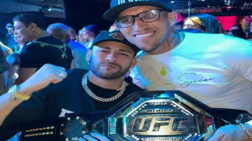 Reprodução/Twitter oficial do Charles Oliveira – O atual campeão do UFC postou uma foto com Neymar.
