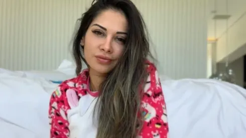 Reprodução/Instagram – Mayra posa de pijama para suas redes sociais.
