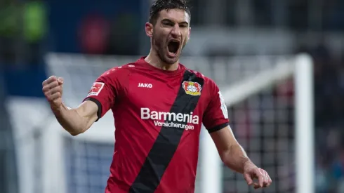 Lucas Alario com a camsia do Bayer Leverkusen (Foto: Simon Hofmann / Getty Images)
