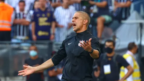Sylvinho vai comandar o Corinthians em 2022 (Foto: Marcello Zambrana/AGIF)
