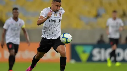Foto: Thiago Ribeiro/AGIF – Após passagem pelo rival, meia-atacante interessa ao Coxa
