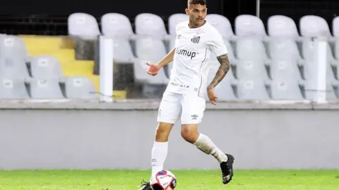 Pedro Ernesto Guerra Azevedo/Santos FC – Pablo Thomaz, atacante do Paraná Clube
