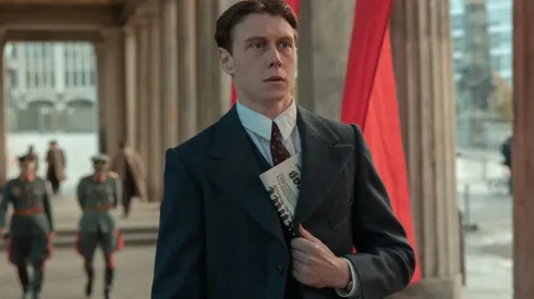 George MacKay em cena do filme Munique: No Limite da Guerra
