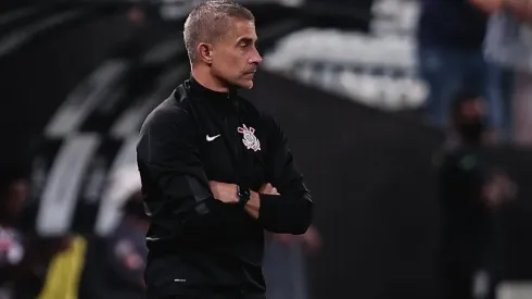 Foto: Ettore Chiereguini/AGIF – Sylvinho, treinador do Corinthians
