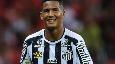 Ângelo é titular, pela primeira vez com a camisa 11 santista