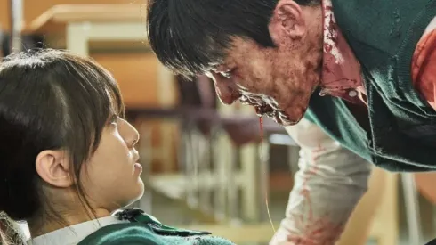 Cena de All of Us Are Dead, série de zumbis sul-coreana na Netflix
