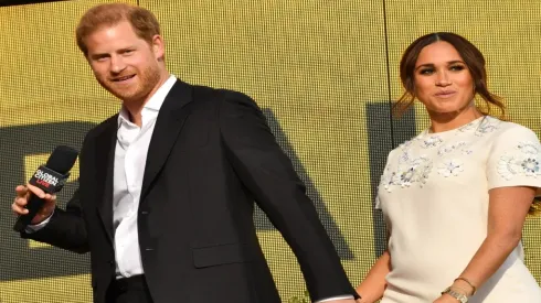 Harry e Meghan Markle se juntam a Neil Young e Joni Mitchel em movimento que cobra explicações do Spotify sobre fake news
