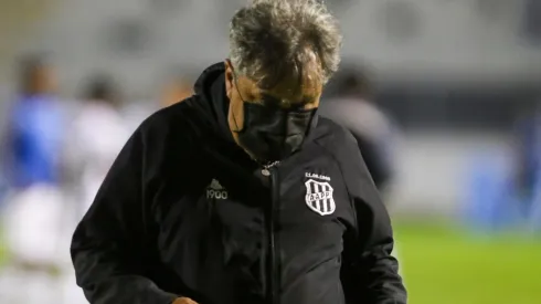 Foto: Rogério Capela/AGIF – Gilson Kleina, treinador da Ponte Preta
