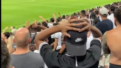 Foto: Reprodução/Twitter – Torcedor do Santos se infiltrou em meio dos corintianos e comemorou gols de Marcos Leonardo
