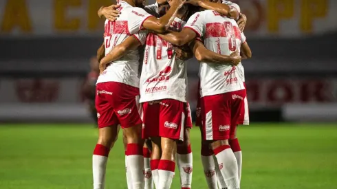 Foto: Francisco Cedrim/CRB. Elenco do Galo comemora gol pelo Campeonato Alagoano.
