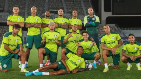 Foto: Divulgação/Palmeiras. O time titular reunido para foto em preparação para o primeiro confronto pela taça do Mundial
