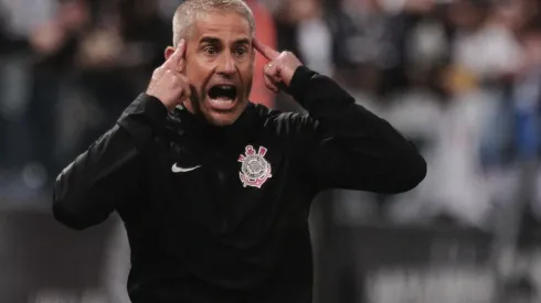 Sylvinho foi demitido após a derrota para o Santos (Foto: Ettore Chiereguini/AGIF)
