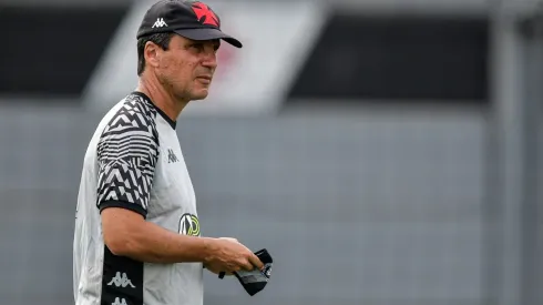 Thiago Ribeiro/AGIF. Zé Ricardo comanda a equipe vascaína em treino para confronto contra o Madureira.
