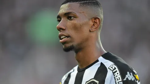 Foto: Thiago Ribeiro/AGIF | Kanu viveu um momento dificil em 2020 e chegou a achar que não teria condições de se manter no Botafogo
