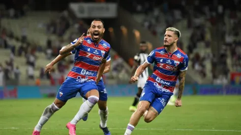 Kely Pereira/AGIF. Stiven Mendoza comemora o primeiro gol da partida