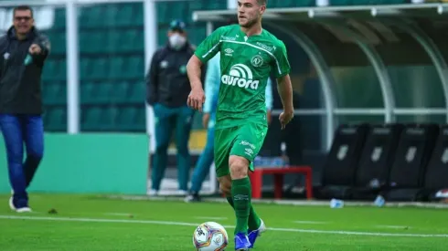 Divulgação/Chapecoense. Gabriel Busanello em partida pela equipe profissional da Chapecoense.
