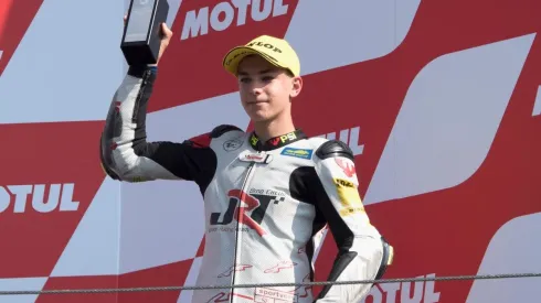 Mirco Lazzari gp/Getty Images – Jovem piloto com troféu após vencer uma corrida em 2021
