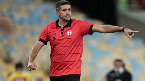 Foto: Jorge Rodrigues/AGIF – Eduardo Souza, treinador do Atlético-GO
