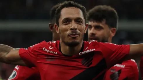 Foto: Joao Vitor Rezende Borba/AGIF – Adriano defendeu o rival Athletico entre 2019 e 2020

