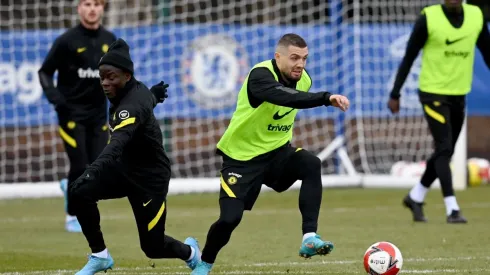 Meio-campistas Kanté e Kovacic atuaram pelo Chelsea na semifinal do Mundial de Clubes, diante do Al Hilal
