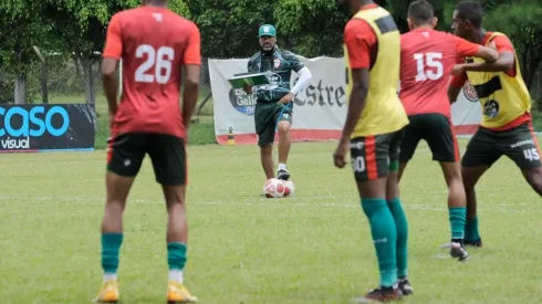 Sérgio Soares comandando treino da Portuguesa (Foto: Dorival Rosa/Portuguesa)
