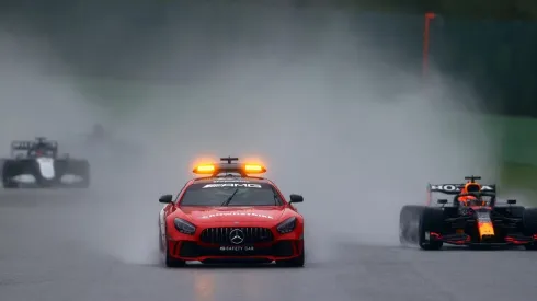 Dan Istitene – Formula 1/Formula 1 via Getty Images – Safety Car na pista para segurança dos pilotos
