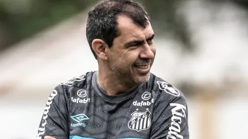 Foto: Ivan Storti/Santos FC – Carille tem contrato no Santos até dezembro, mas conselheiros do Corinthians sugeriram técnico neste momento
