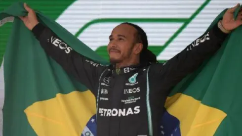 Carl de Souza /AFP via Getty Images – Lewis Hamilton segurando a bandeira do Brasil após vitória no GP de Interlagos de Fórmula 1
