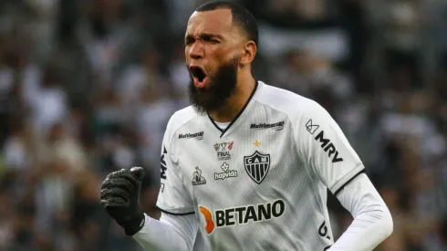 Foto: (Fernando Moreno/AGIF) – Everson não só foi o herói do Atlético na conquista da Supercopa do Brasil, como também foi o porta voz da gozação com o Flamengo
