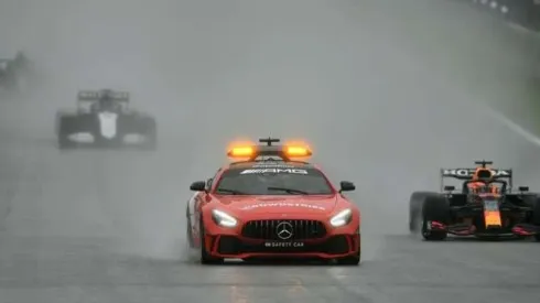 Foto: Dan Mullan/Getty Images/Red Bull Content Pool / Grande Prêmio – Max Verstappen ao lado do safety car no GP da Bélgica
