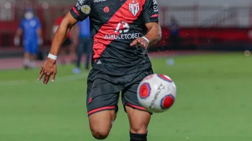 Jean Carlos fez sua estreia no Atlético-GO (Foto: Bruno Corsino-ACG)
