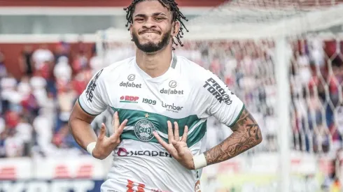 Foto: Divulgação/Coritiba – Luizão: marcou pela primeira vez como profissional no clássico

