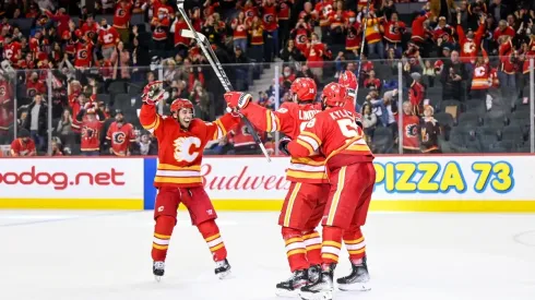 Brett Holmes/Icon Sportswire via Getty Images – Jogadores do Calgary Flames festejando a vitória
