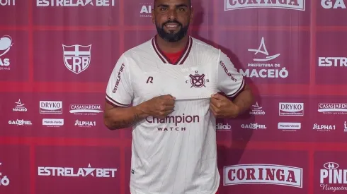 Divulgação/Twitter CRB. Maicon em apresentação ao CRB.