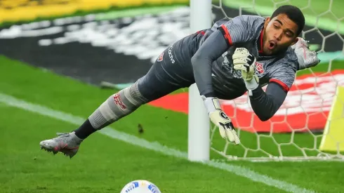 Pedro H. Tesch/AGIF – Lucas Arcanjo atual goleiro titular do Vitória pode ganhar competição pela vaga
