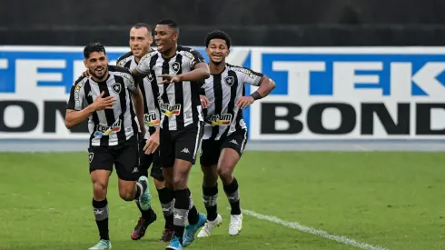 Foto: Thiago Ribeiro/AGIF | Daniel Borges e Jonathan são criticados por parte da torcida do Botafogo

