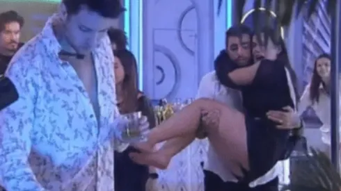 Larissa sendo carregada por Pedro Scooby após machucar o dedo do pé – Imagem: Reprodução/Globo
